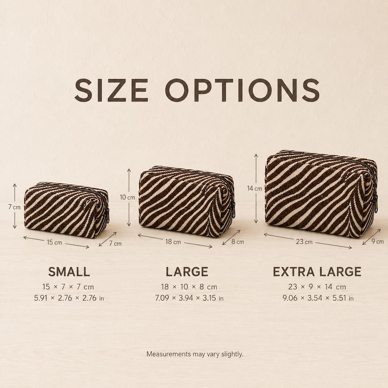K&ouml;nnte beinhalten: Drei rechteckige Rei&szlig;verschlusstaschen mit braun-wei&szlig;em Zebramuster. Der Text SIZE OPTIONS steht &uuml;ber den Taschen, die als SMALL (15 x 7 x 7 cm), LARGE (18 x 10 x 8 cm) und EXTRA LARGE (23 x 9 x 14 cm) gekennzeichnet sind.