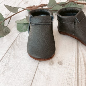 Baby Slippers, Basic Moccs Black, Baby Moccasins, Leather baby shoes, Leather baby booties, Baby girl, Baby boy, baby gift, baby shower