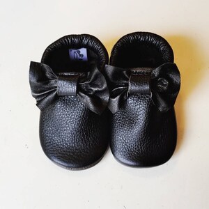Bow Moccs Black Baby Moccasins, Leather baby shoes, Leather baby booties, Baby girl, Baby boy, baby gift, baby shower, Toddler shoes moccs