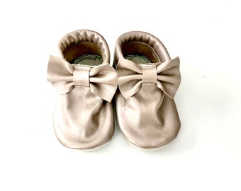 Bow Moccs Light champagne, leather Shoes, Baby Moccasins, Soft Sole Shoes, Genuine Leather, Leather Sole, Elastic Hidden Ankle, baby gift,