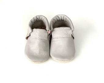 Kids Basic Moccs Light Gray, leather shoes children, leather Baby Shoes, Baby Moccasins, Soft Sole Shoes, Leather Sole, Elastic Hidden Ankle