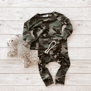 Rib knit Camoflauge outfit newborn boy coming home outfit, baby boy, toddler joggers, baby boy joggers set, baby boy gift, baby clothes