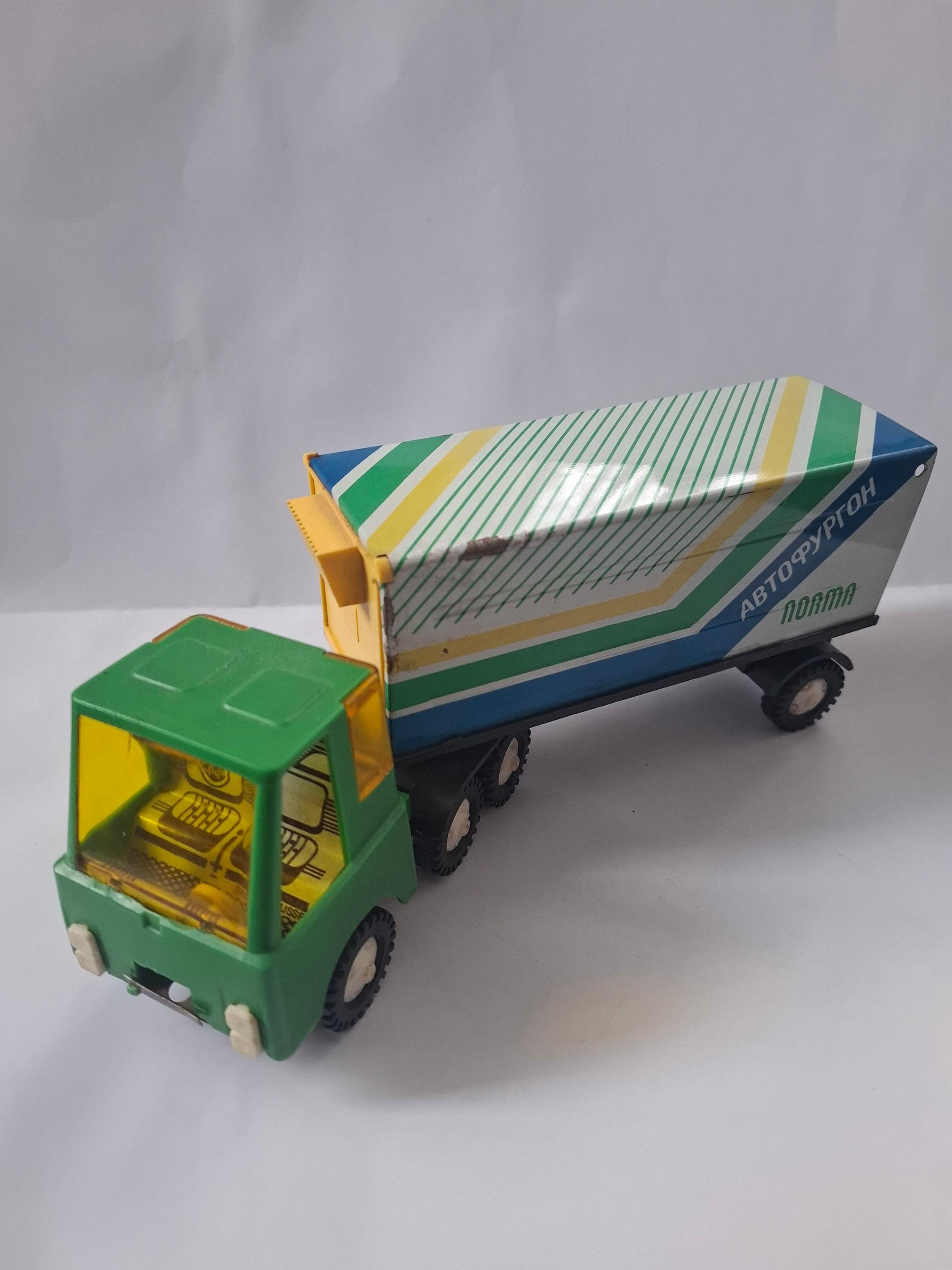 Camion Citerne Russe Ancien – Jouet Plastique Vintage – Rose/blanc