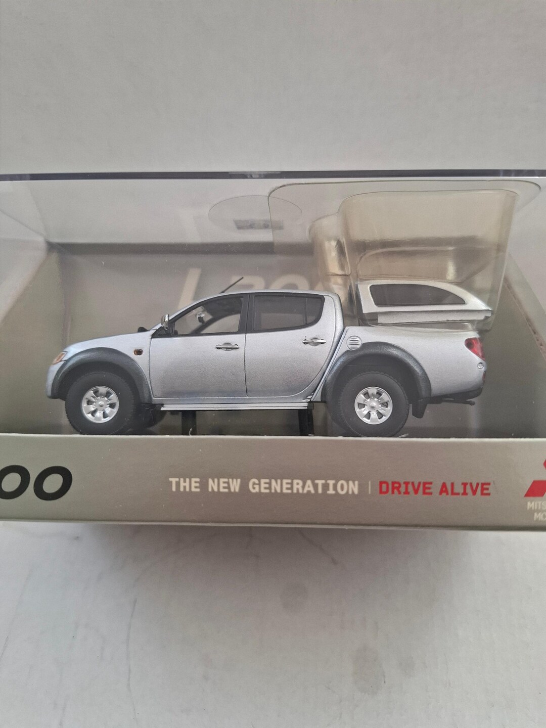 Mitsubishi L200 Pickup 1:43 Diecast Model – Dealer Edition Triton