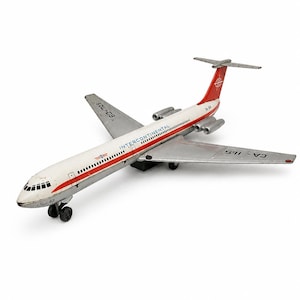 Peut inclure: Un avion jouet en métal vintage blanc et argent avec une bande rouge le long du fuselage. Le côté porte l'inscription INTERCONTINENTAL, et les ailes sont marquées CA-IL6 et 50-7725. Il présente une queue en T et quatre réacteurs.