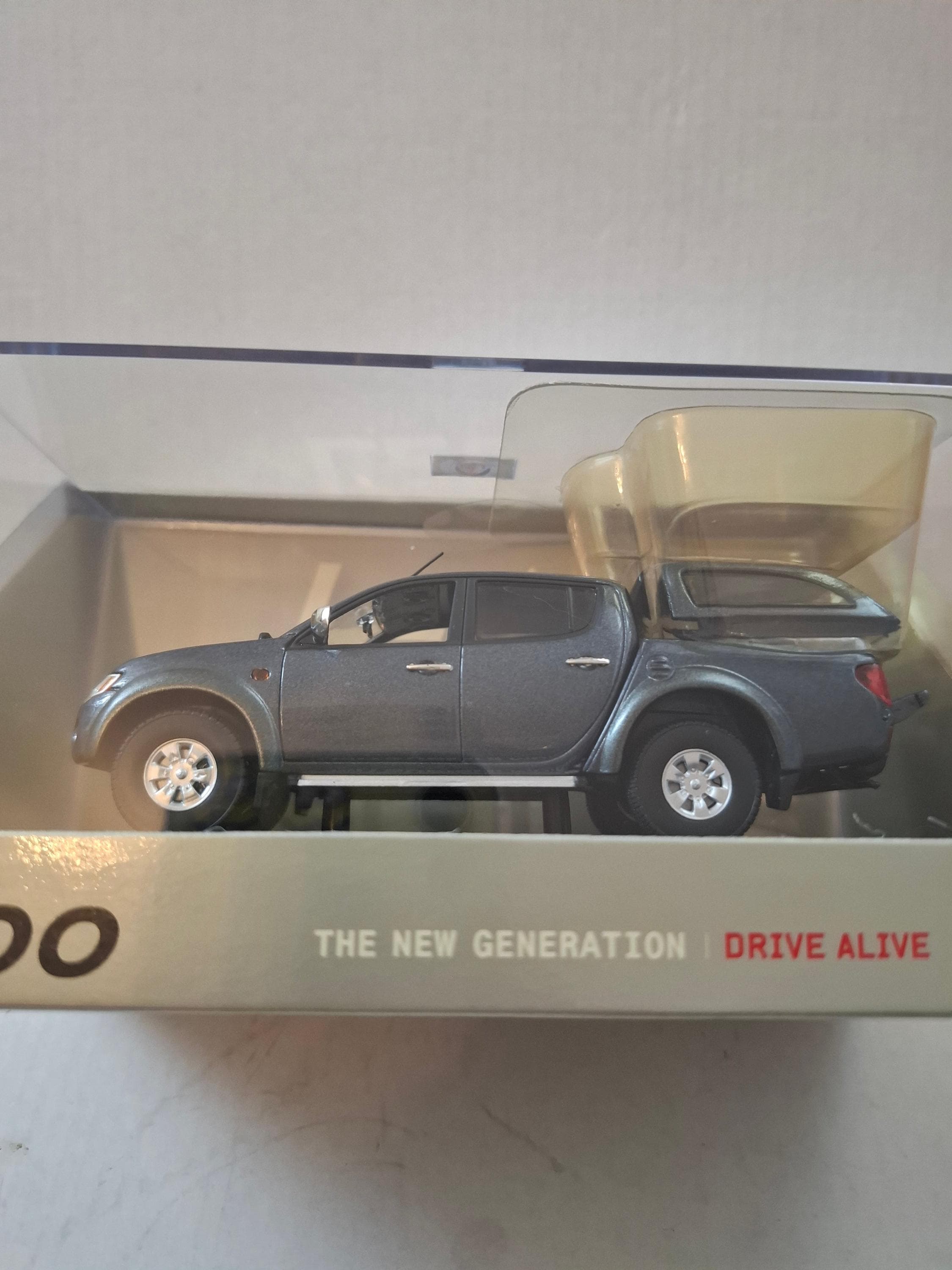 Mitsubishi L200 Pickup 1:43 Diecast Model – Dealer Edition Triton