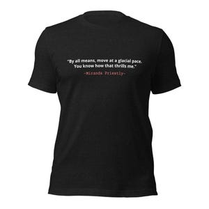 Könnte beinhalten: Schwarzes T-Shirt mit dem Zitat "By all means, move at a glacial pace. You know how that thrills me." von Miranda Priestly, in weißem und rotem Text. Das Shirt hat einen Rundhalsausschnitt und kurze Ärmel.