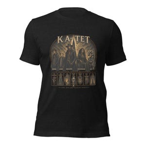 Könnte beinhalten: Schwarzes T-Shirt mit einem grafischen Design mit dem Wort "KA-TET" über Illustrationen von Charakteren und Buchcovern. Der Text "DARK TOWER BOOKS BY STEPHEN KING" ist ebenfalls vorhanden.