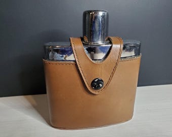 Fiaschetta in acciaio inox con custodia in pelle marrone e passante per cintura.
