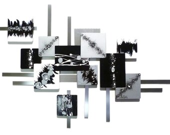 Puede incluir: Arte mural abstracto con una colección de paneles cuadrados y rectangulares negros, blancos y grises. Los paneles tienen varios diseños, incluyendo salpicaduras, líneas y patrones florales. Barras de metal plateado conectan los paneles.