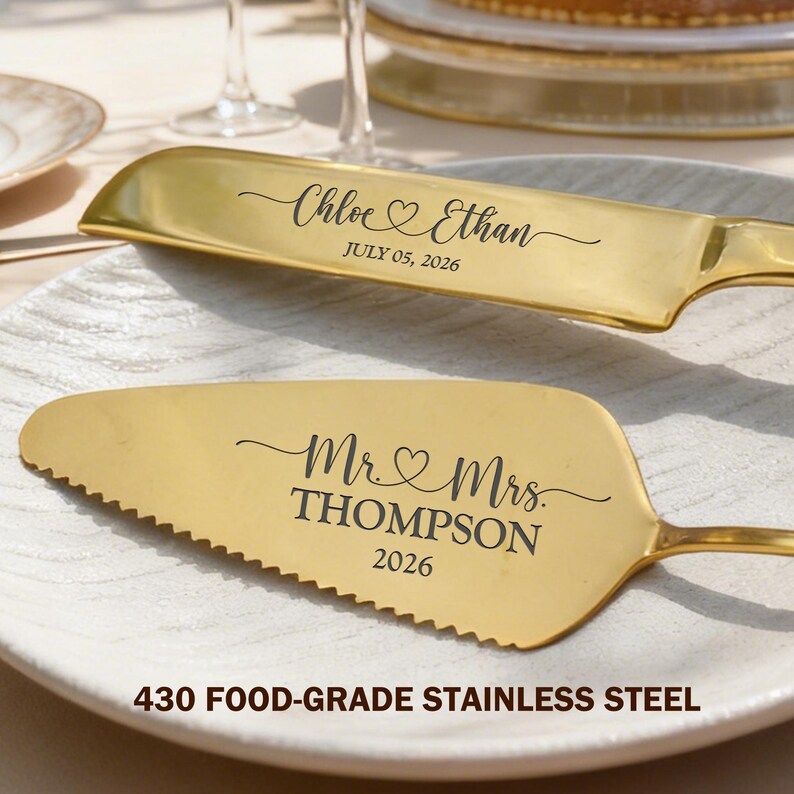 May include: Gold-colored cake knife and server set. The knife is engraved with "Chloe & Ethan" and the date "JULY 05, 2026." The server is engraved with "Mr. & Mrs. Thompson" and "2026." The set is made of 430 food-grade stainless steel.