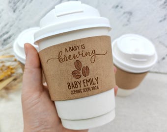 Manica per tazza da caffè personalizzata per baby shower/Tazze da caffè con maniche/Baby is Brewing/Baby shower autunnale/Sorseggia e guarda/Decorazioni per baby shower