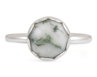 Sterling Silver Tree Moss Agate Cabochon Ring with Scalloped Frame, Size 8