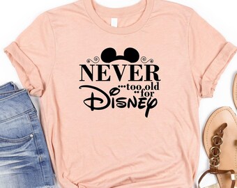 Camiseta Nunca eres demasiado mayor para Disney, camisetas de Disney, camisetas de Mickey, camiseta de Minnie, camiseta de Disneyworld, camiseta de Disney para la familia, camiseta unisex.