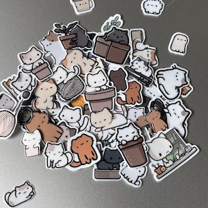 Puede incluir: Una colecci&oacute;n de pegatinas con tem&aacute;tica de gatos en varias poses y colores. Las pegatinas presentan gatos en macetas, con hilo y en otros escenarios lindos. La paleta de colores incluye tonos de marr&oacute;n, blanco y negro, con algunos acentos verdes.