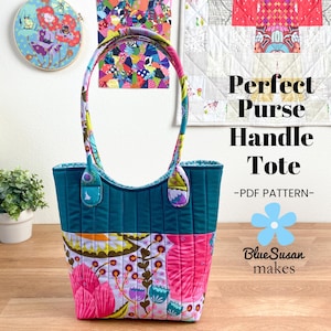 Könnte beinhalten: Eine gequiltete Tragetasche in Teal, Pink und Weiß mit einem großen, geschwungenen Henkel. Die Tragetasche hat einen Blumendruck und den Text "Perfect Purse Handle Tote - PDF PATTERN - BlueSusan makes".