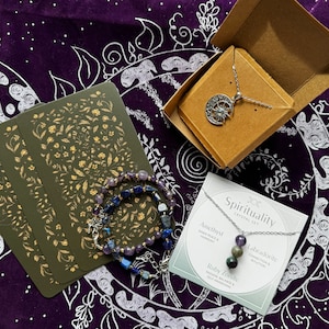 Witchy cadeauset sieraden ketting Keltische knoop hanger sterlingzilver 925 edelsteen armband ruwe steen tarot orakelkaart zon maan maansteen