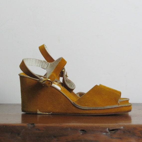 1970s MUSTARD yellow SUEDE wedges, 8.5