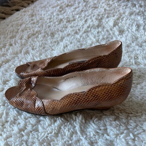 Sandales compensées festonnées en peau de reptile vintage / 6 ou 7