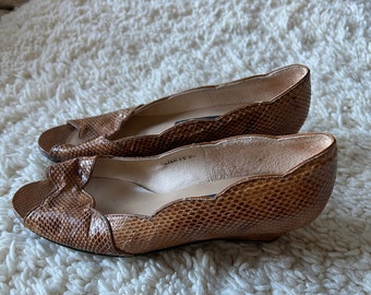 vintage reptile skin scalloped wedge sandals  / 6 or 7