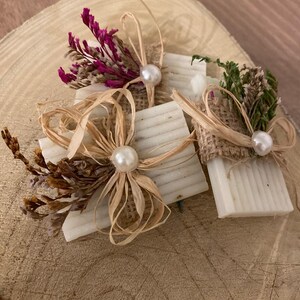 50 Stück Hochzeit Bevorzugungen für Gäste in loser Schüttung, rustikale Hochzeitsbevorzugungen, handgemachte Babyparty duftende Seifenbevorzugungen Brautdusche Seifen, einzigartige Seife