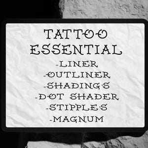 Könnte beinhalten: Ein Schwarzweißbild eines Tablet-Bildschirms mit dem Text "TATTOO ESSENTIAL" und einer Liste von Tattoo-Maschinentypen: Liner, Outliner, Shadings, Dot Shader, Stipples, Magnum.