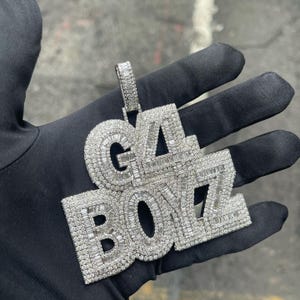 Colgante personalizado con letra G4 para niño, 6,35 x 6,35 cm, moissanita VVS, joyería hip hop, collar brillante, pieza llamativa de moda, diseño personalizado