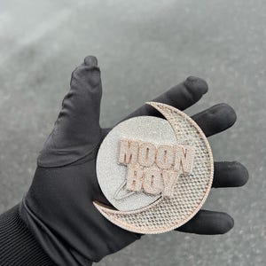 Colgante de luna de hip hop hecho a mano con cualquier letra, circonita cúbica, moissanita y diamante redondo, colgante de hielo 3D, colgante de ensueño en plata de ley 925.