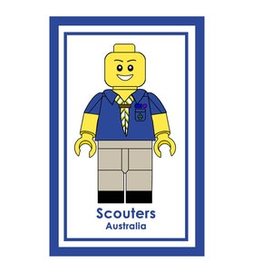Może przedstawiać: Lego minifigurka ubrana w niebieską koszulę z żółtym szalikiem i odznaką skautową. Figurka uśmiecha się i ma żółtą głowę. Figurka jest umieszczona w niebieskiej ramce z tekstem "Scouters Australia".