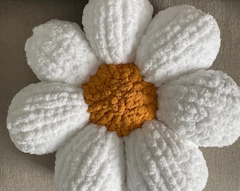 Handmade Chunky Knit Daisy Pillow – Floral Home Decor Cushion