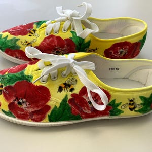 Schöne handbemalte Blumen Damen Schnürschuhe aus weichem Segeltuch mit einem Design von Mohnblumen und Hummeln. Größe 6