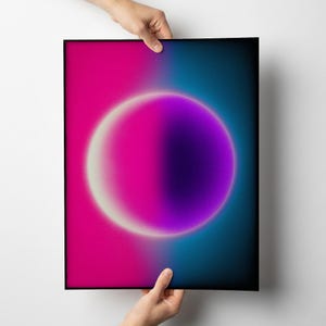 Könnte beinhalten: Gerahmter abstrakter Kunstdruck mit einem Gradienten-Design. Das Kunstwerk ist vertikal geteilt, wobei die linke Seite in leuchtendem Pink und die rechte Seite in tiefem Blau gehalten ist. Eine zentrale, leuchtende Kugel wechselt von Weiß zu Violett.