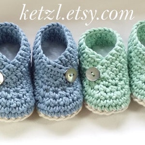 Crochet patterns baby booties unisex shoes boys boots girls kimono style with button image 3