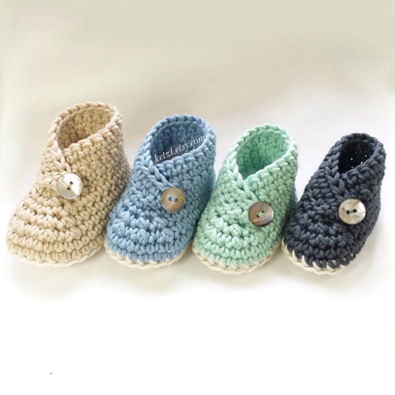 Crochet patterns baby booties unisex shoes boys boots girls kimono style with button image 1