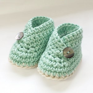 Crochet patterns baby booties unisex shoes boys boots girls kimono style with button image 2