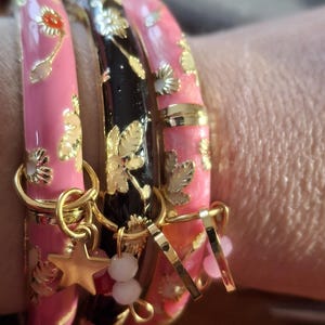 bracelet jonc rigide  à ressort email coloré motif petites fleurs et breloques  stainless steel coeur ou étoiles et perles à facettes