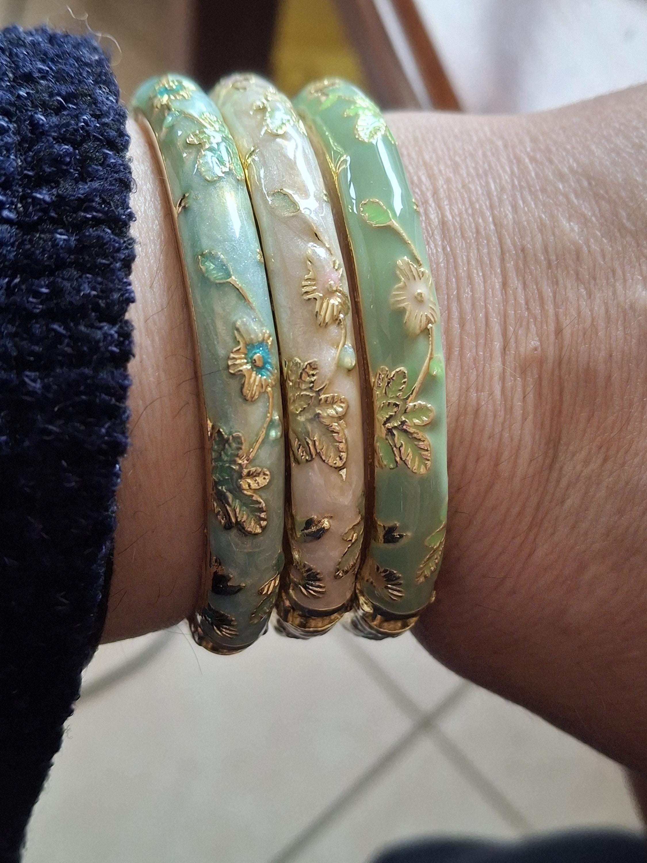 Vintage-Armreif mit Feder und buntem Emaille und kleinem Blumenmuster, Geburtstagsgeschenk, Weihnachtsfeier