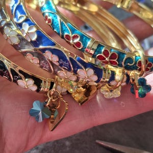 bracciale rigido a molla con smalto colorato e piccolo motivo floreale, ciondoli e perline in acciaio inossidabile - regalo