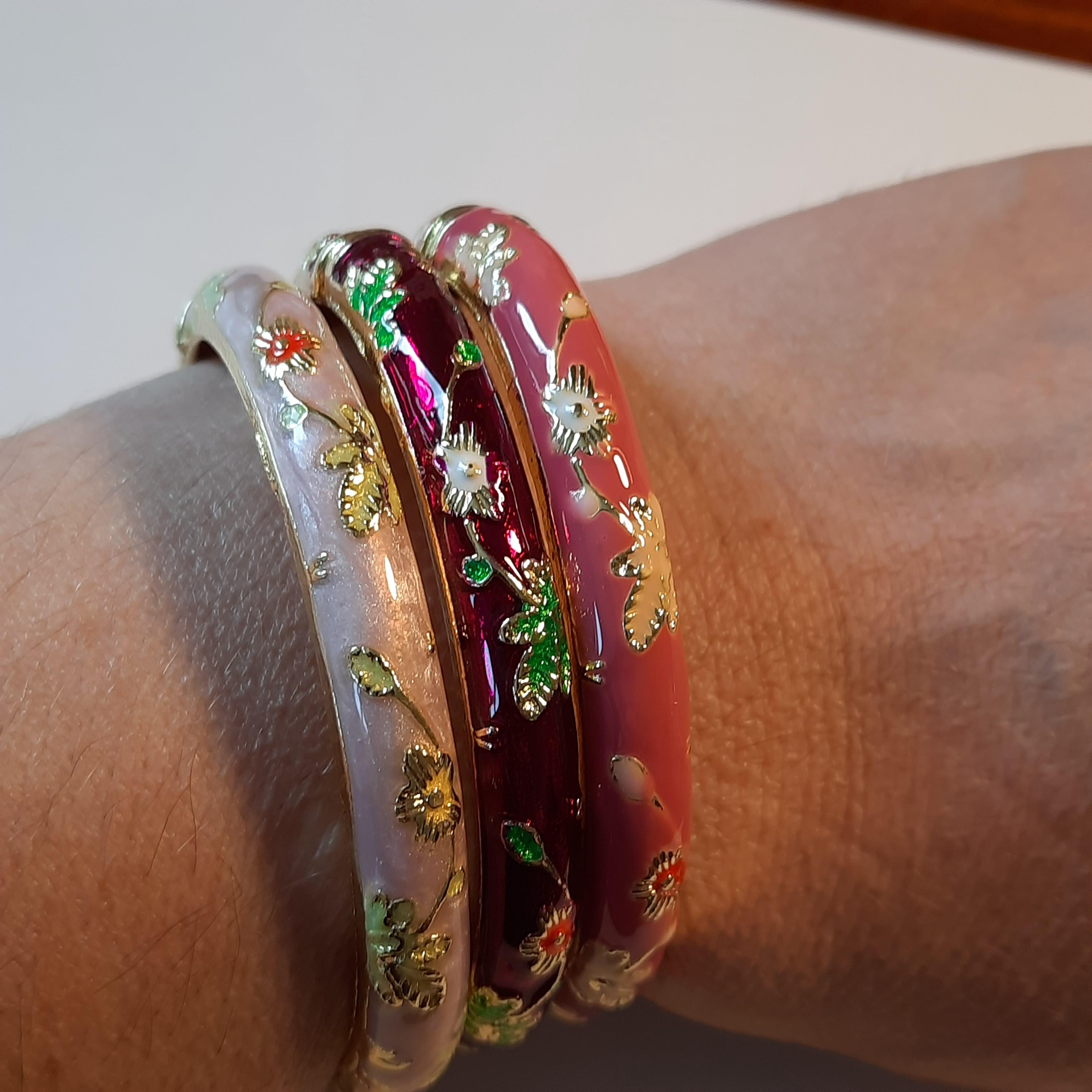Vintage-Armreif mit Feder und buntem Emaille und kleinem Blumenmuster, Geburtstagsgeschenk, Weihnachtsfeier