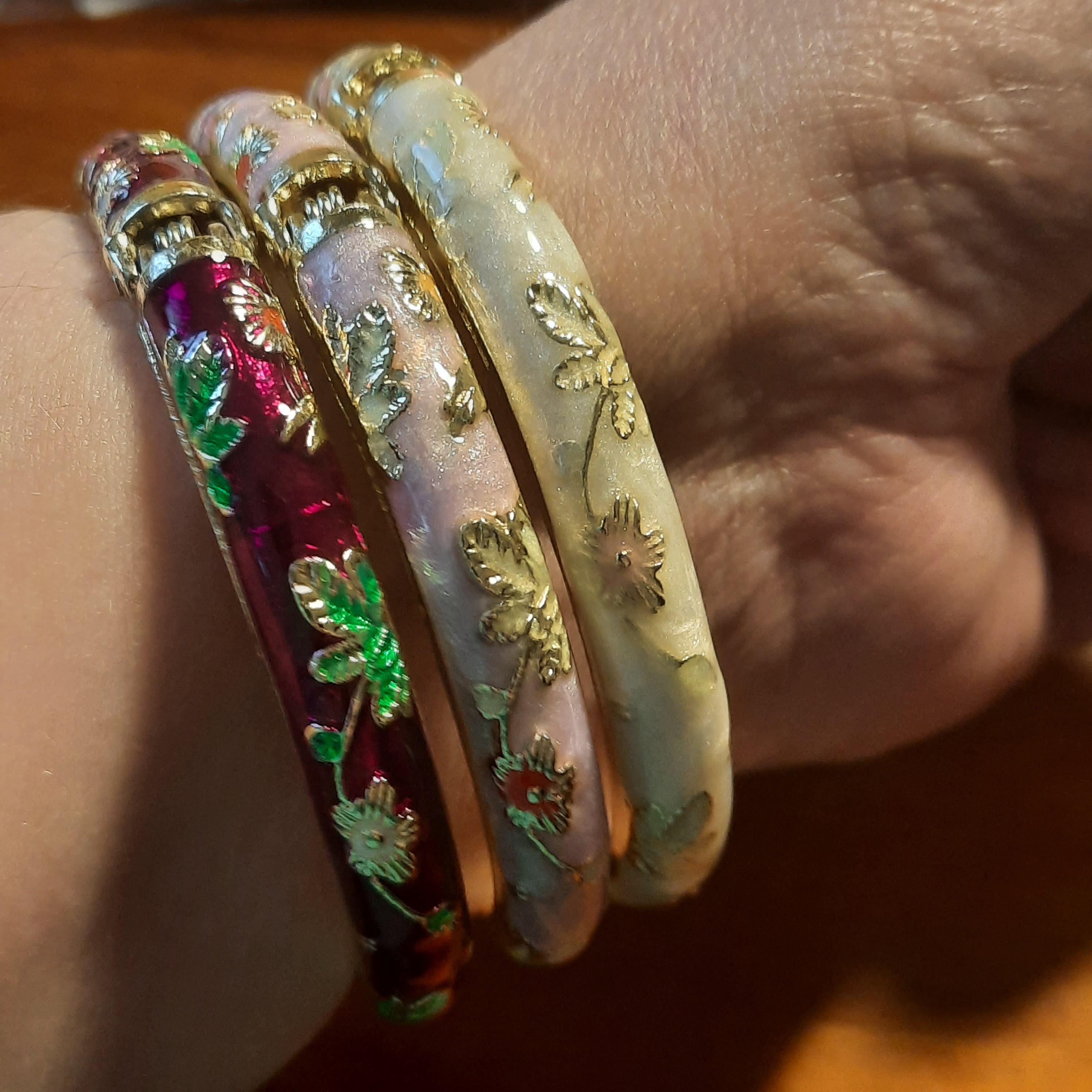 Vintage-Armreif mit Feder und buntem Emaille und kleinem Blumenmuster, Geburtstagsgeschenk, Weihnachtsfeier