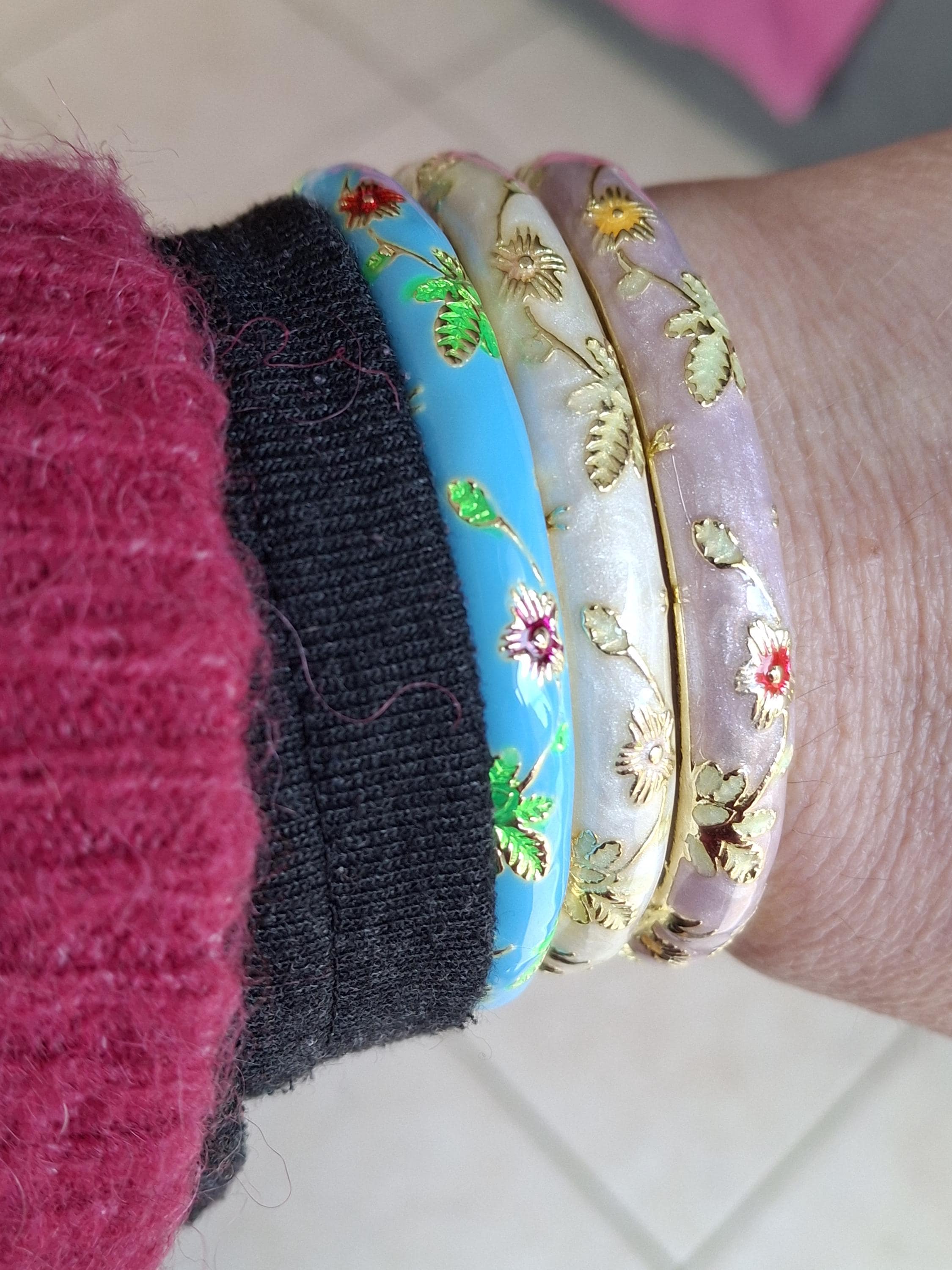 Vintage-Armreif mit Feder und buntem Emaille und kleinem Blumenmuster, Geburtstagsgeschenk, Weihnachtsfeier