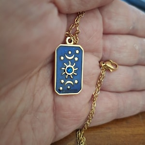 collier chaîne dorée acier inoxydable stainless steel 316 et pendentif carte stainless steel 316 ,email coloré cadeau anniversaire fête