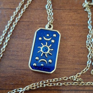 collier chaîne dorée acier inoxydable stainless steel 316 et pendentif carte stainless steel 316 ,email coloré cadeau anniversaire fête