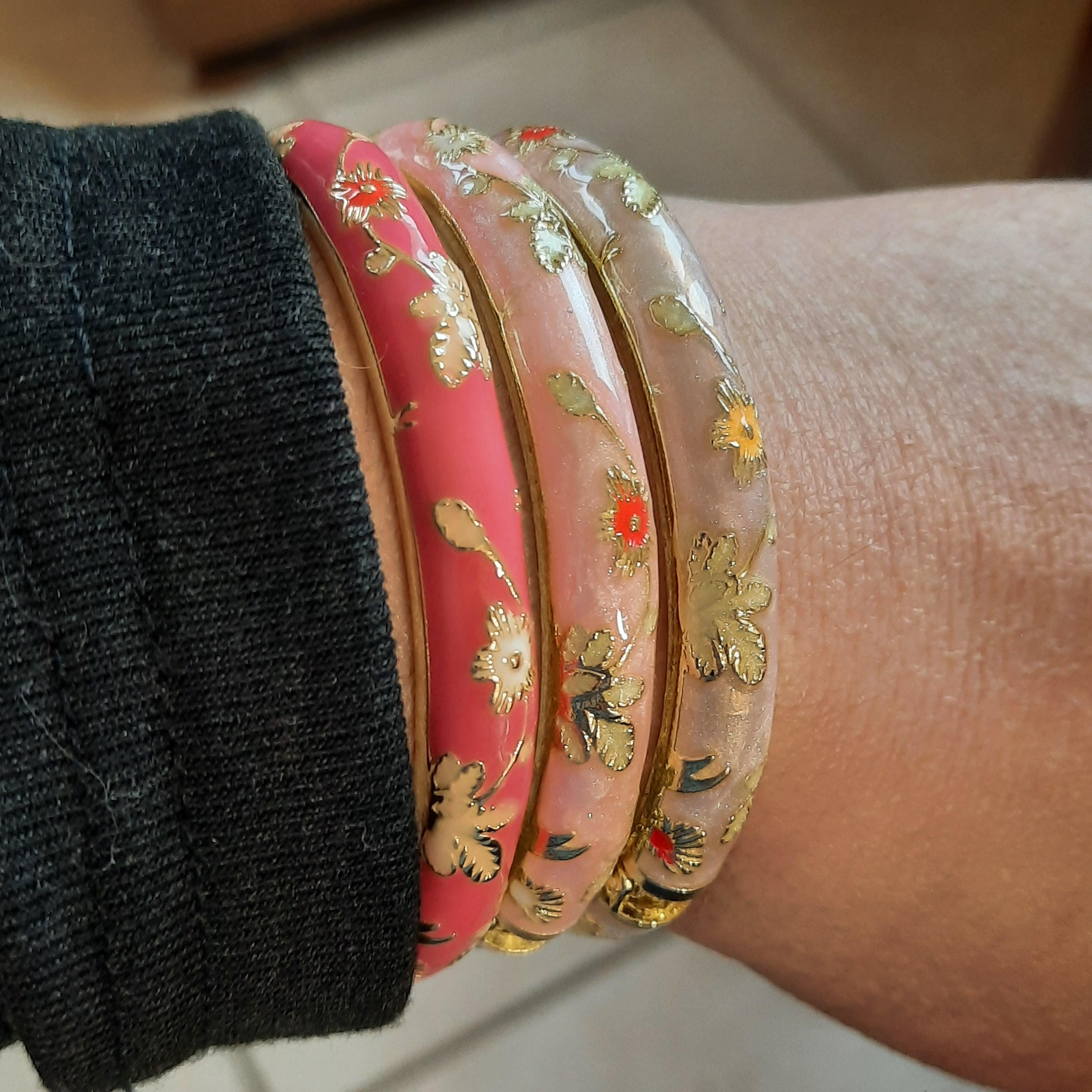 Vintage-Armreif mit Feder und buntem Emaille und kleinem Blumenmuster, Geburtstagsgeschenk, Weihnachtsfeier