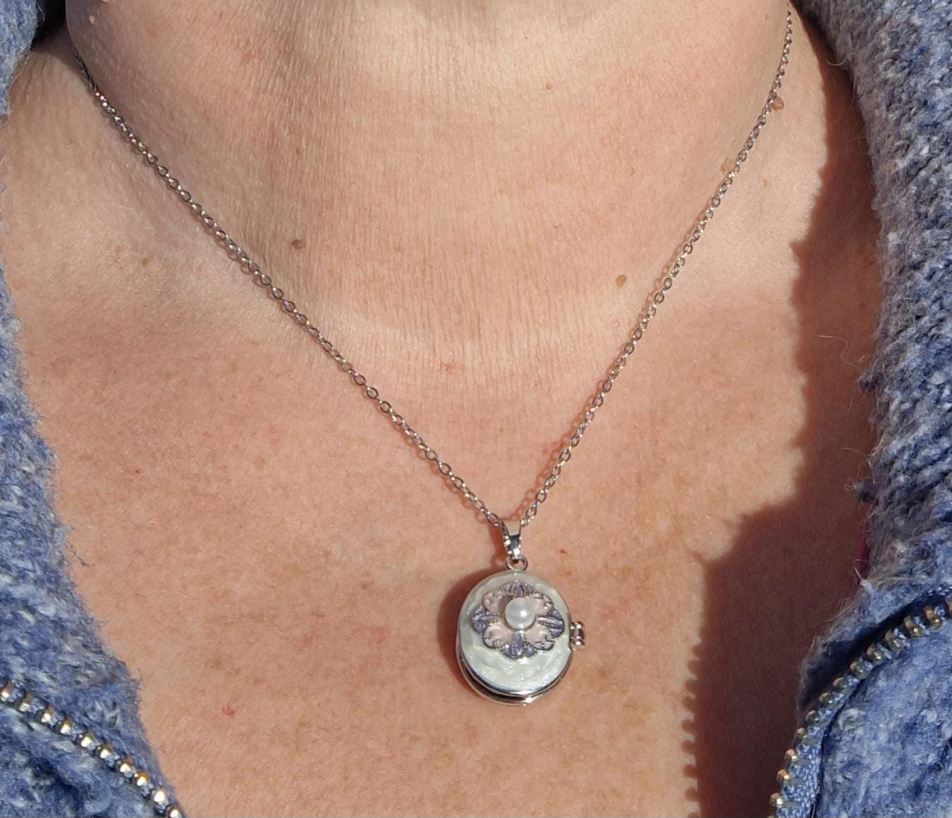 Collier Vintage En Bronze Avec Pendentif Porte-photos Gravé – Bijou Ancien Et Unique