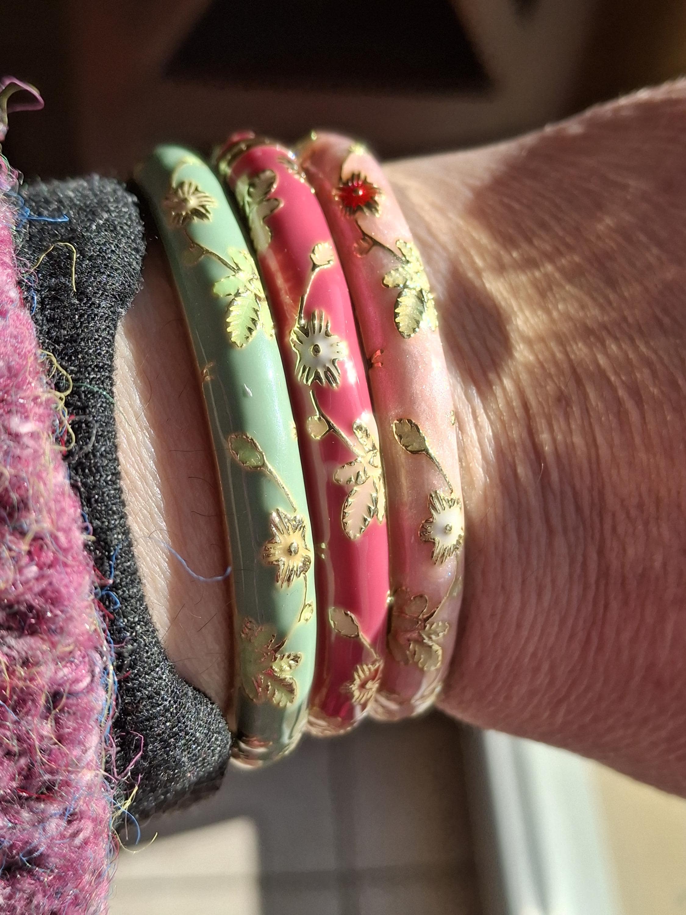 Vintage-Armreif mit Feder und buntem Emaille und kleinem Blumenmuster, Geburtstagsgeschenk, Weihnachtsfeier