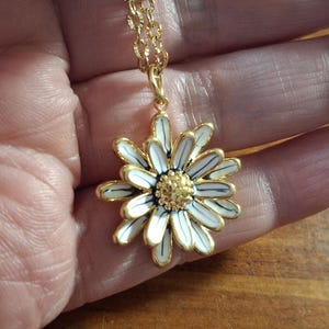 Colar corrente dourada com nervuras em aço inox 316 e pingente de flor, presente de aniversário, dia das mães, natal