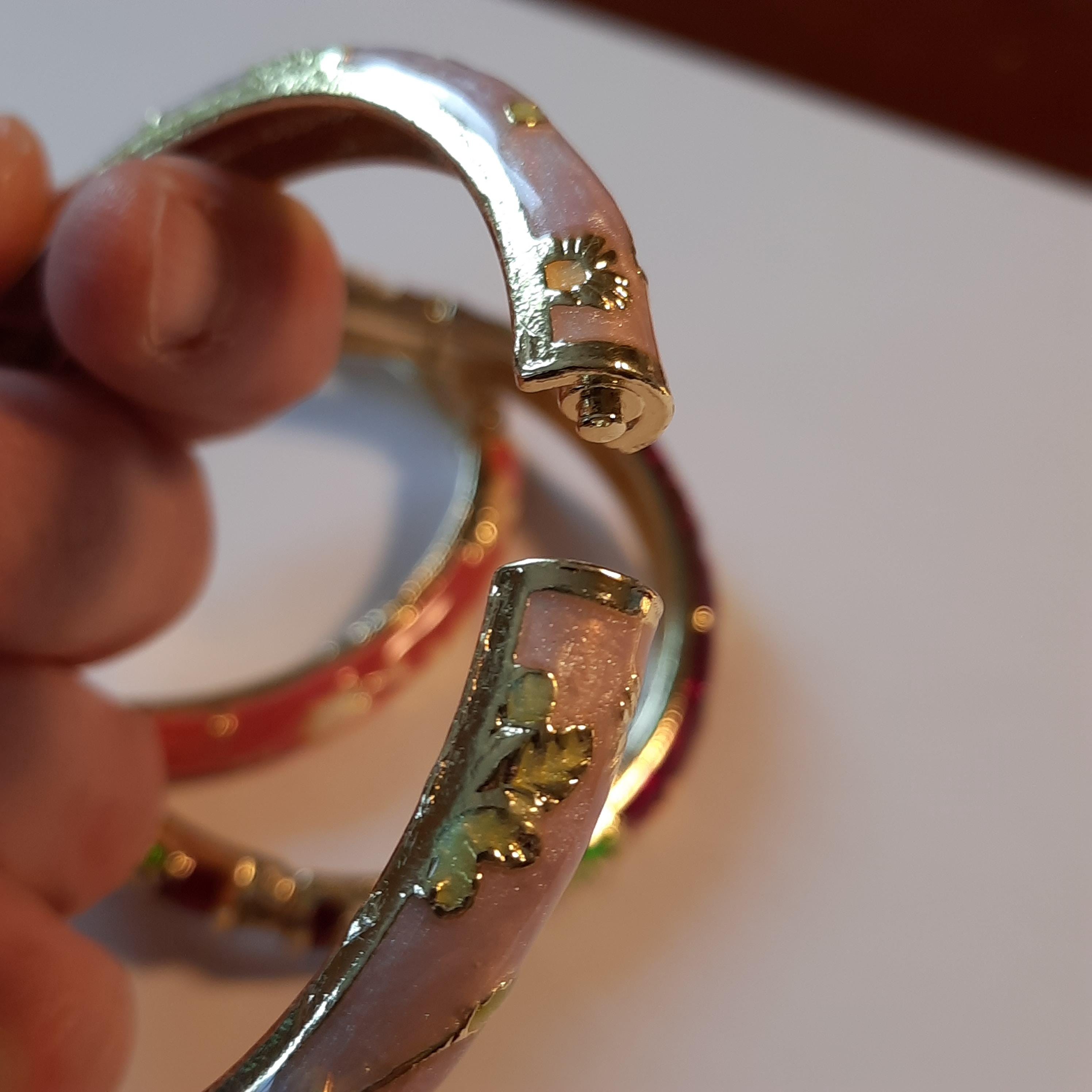 Vintage-Armreif mit Feder und buntem Emaille und kleinem Blumenmuster, Geburtstagsgeschenk, Weihnachtsfeier