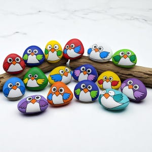 Rocas de pájaros de colores, rocas de pájaros de dibujos animados pintadas a mano, divertidas piedras de cuentos para que los niños aprendan y jueguen, juego de arte con guijarros de pájaros arcoíris