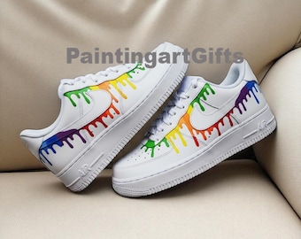 Tênis Air Force 1 personalizados e coloridos, pintados à mão com desenhos animados.